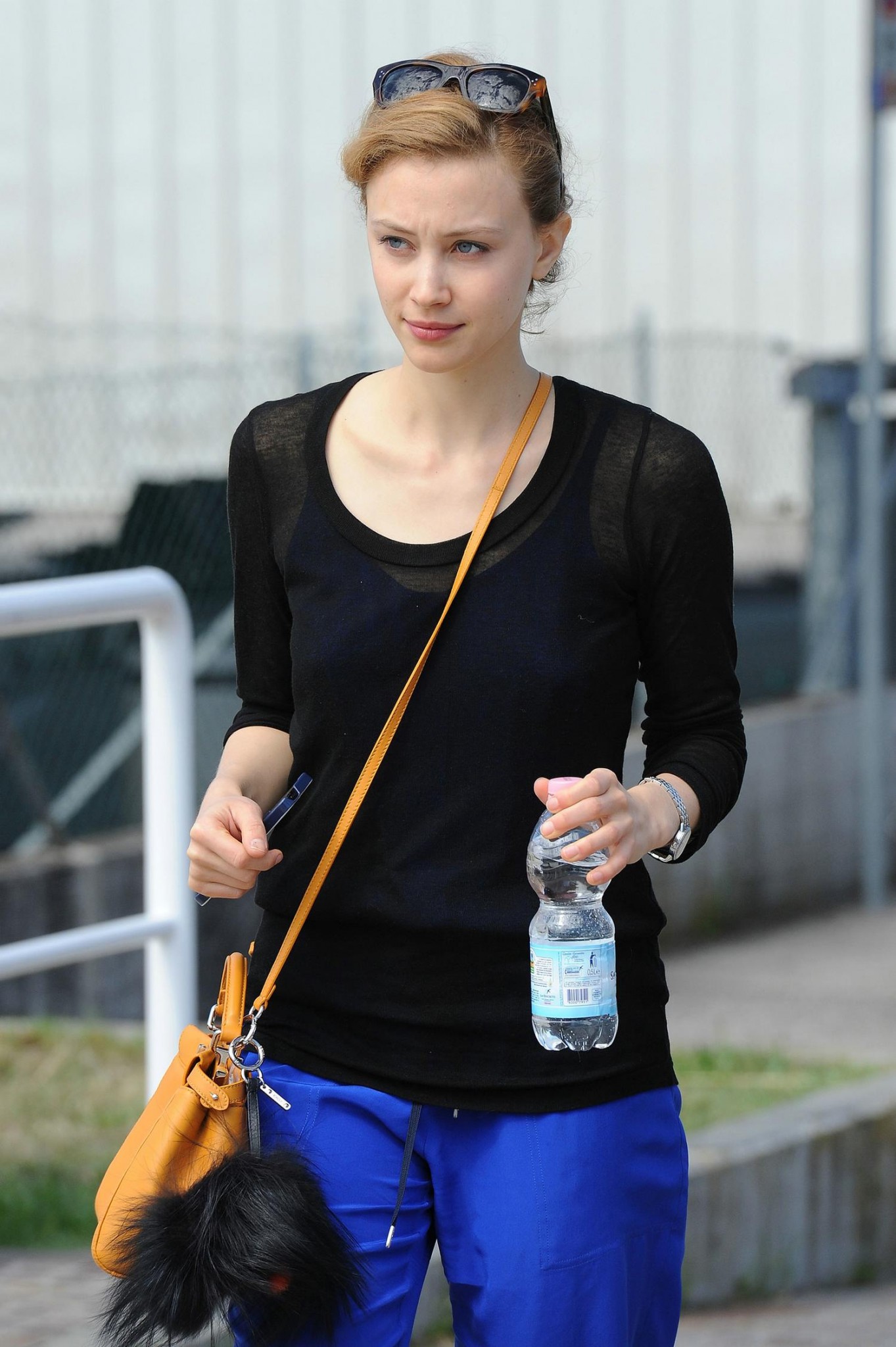 hq017.jpg hq017.jpg