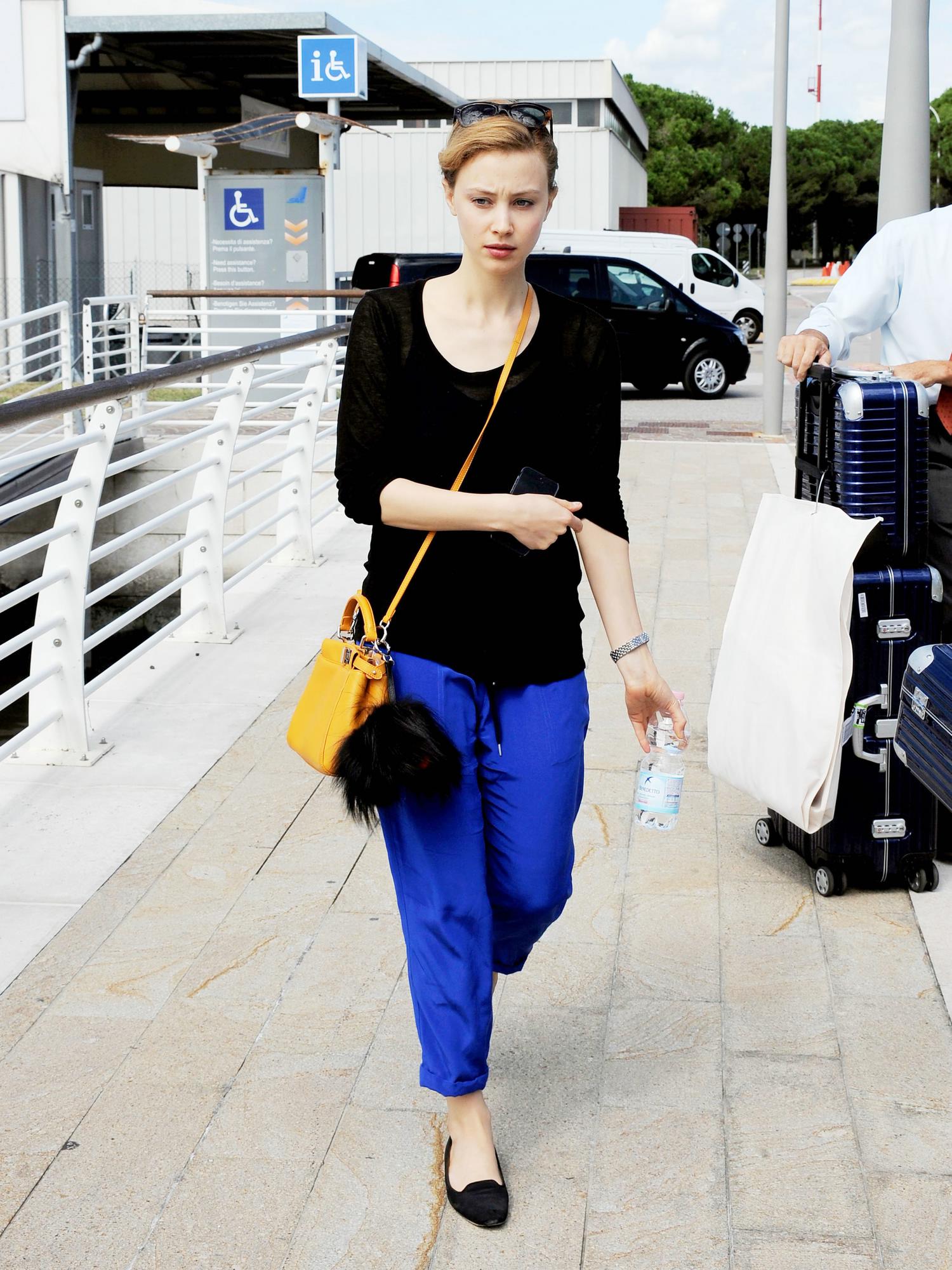 hq042.jpg hq042.jpg