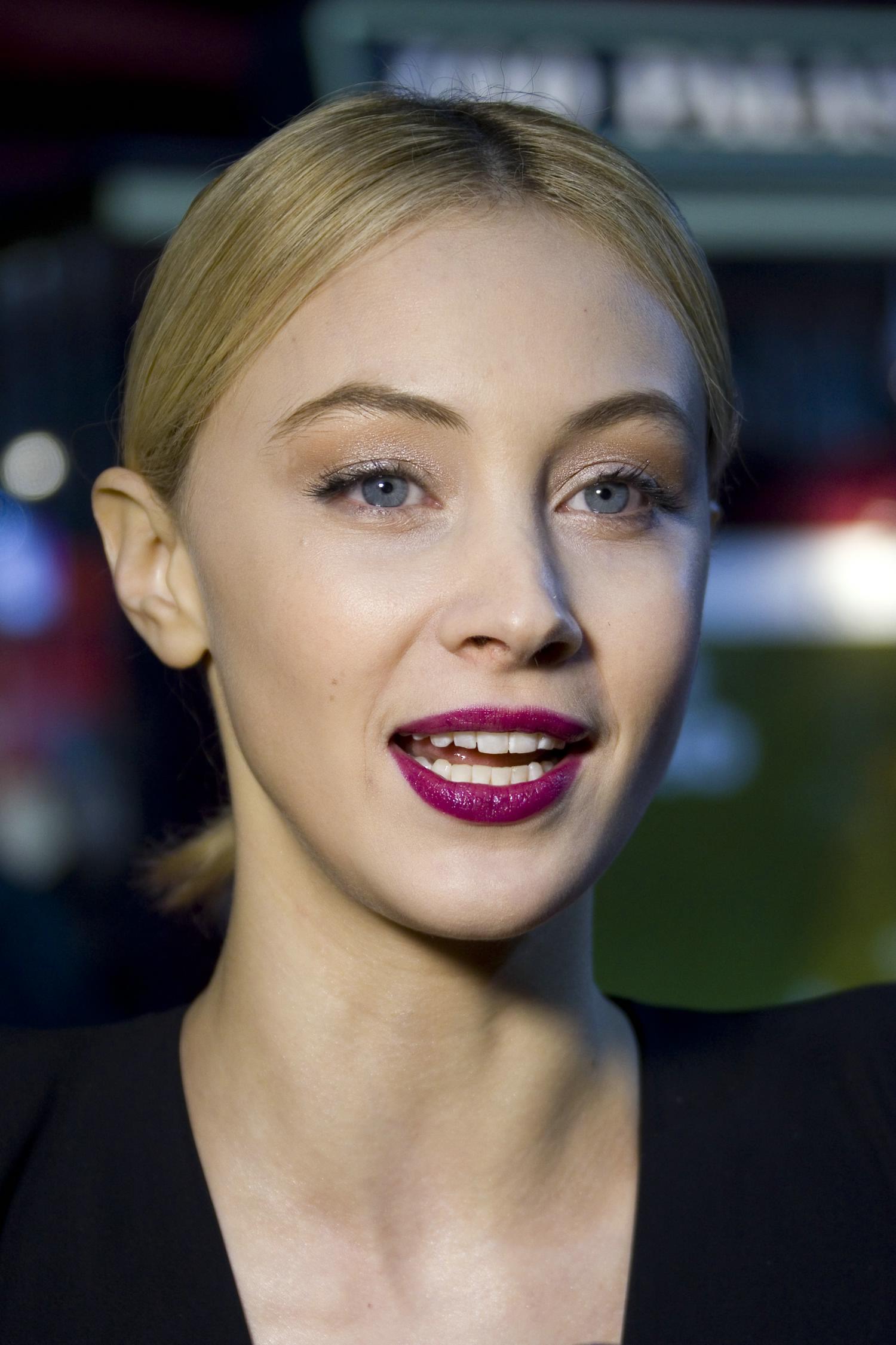 hq011.jpg hq011.jpg